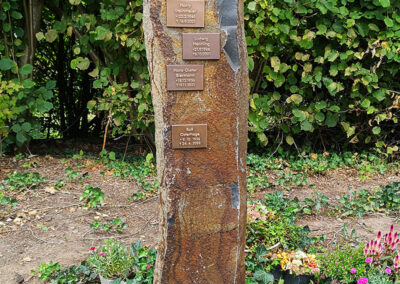 Basaltsäule mit Beschilderung